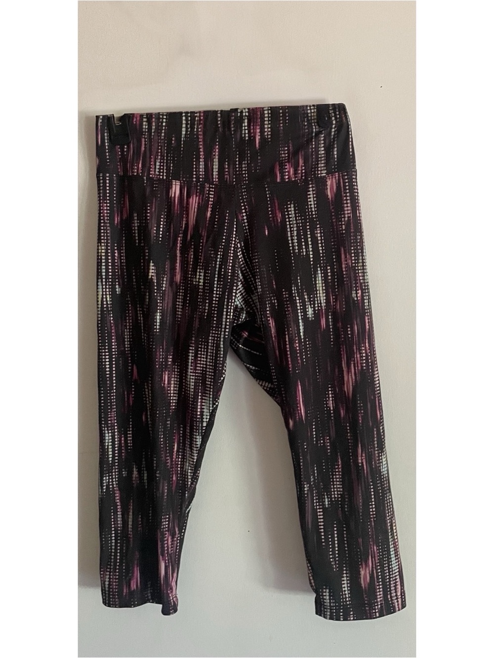 Women’s Black and Pink Printed Capri Leggings